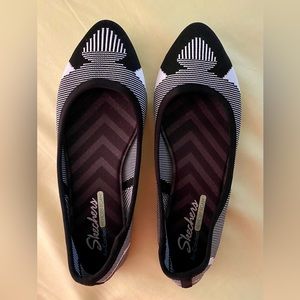 Sketcher’s Air-Cooled Memory Foam Shoes. Size 9.5. Black and White. EUC